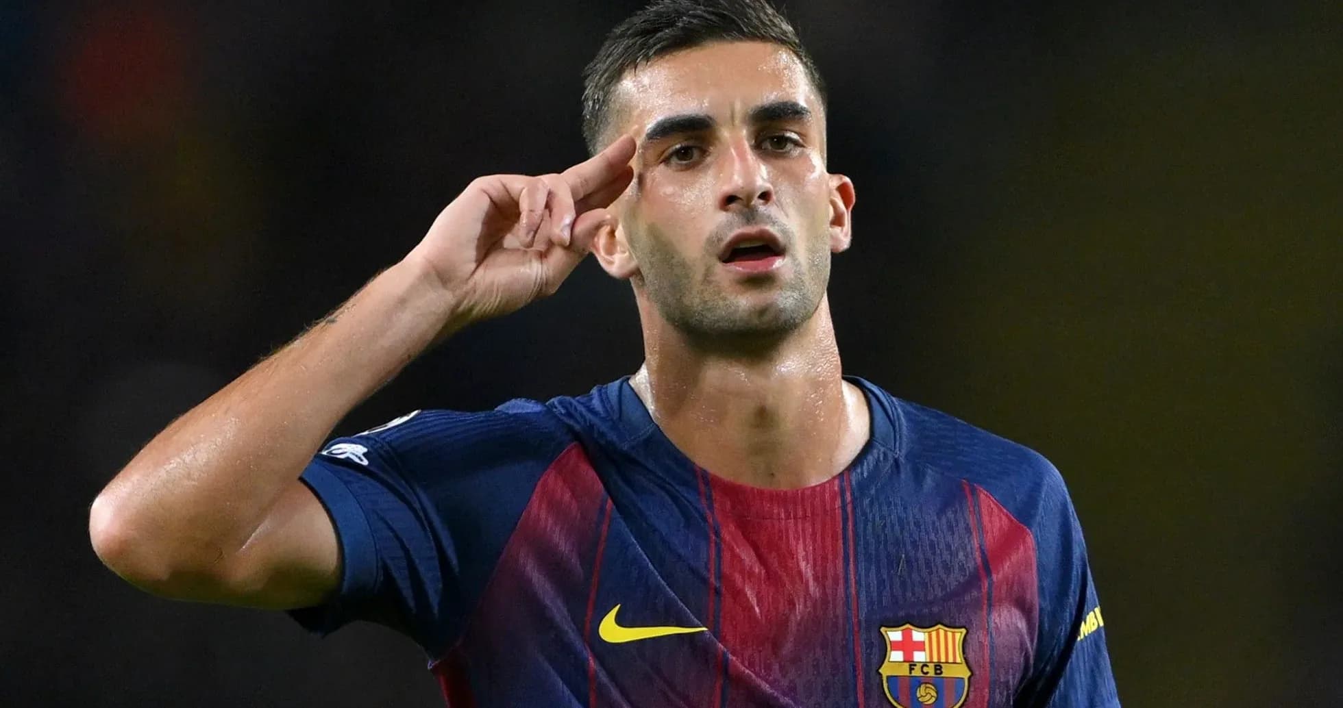 Jugador de FC Barcelona saludando tras un gol Jugador de FC Barcelona saludando tras un gol