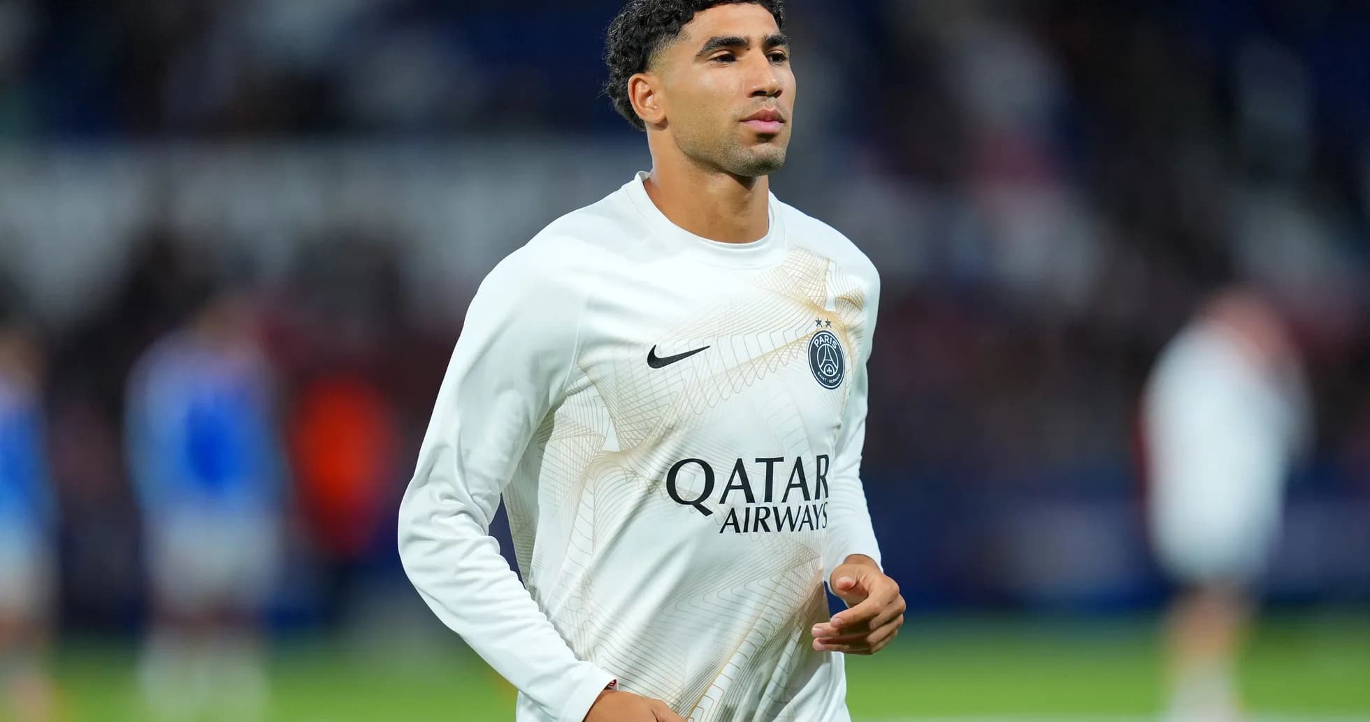 Jugador de PSG calentando antes del partido Jugador de PSG calentando antes del partido