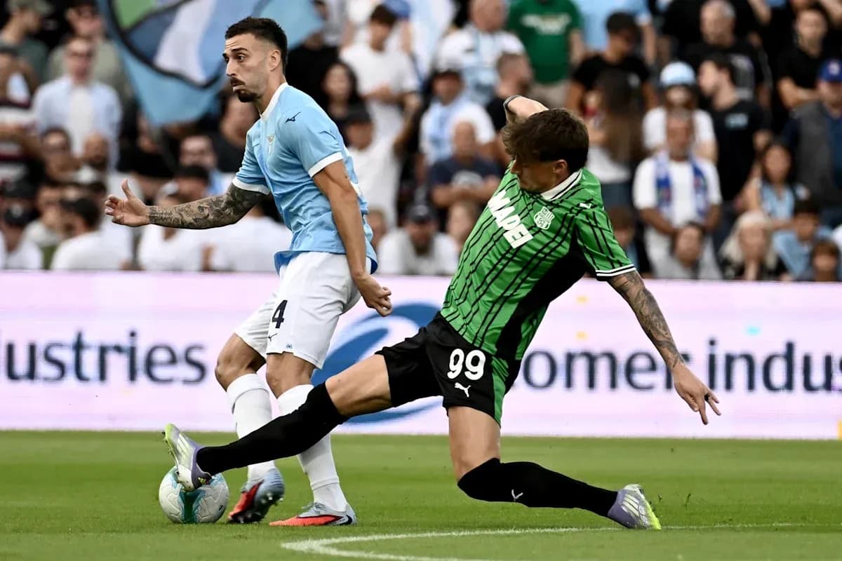 Jugador de Lazio y Sassuolo luchando por el balón Jugador de Lazio y Sassuolo luchando por el balón