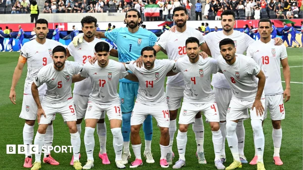 Equipo de fútbol de Irán posando para foto grupal Equipo de fútbol de Irán posando para foto grupal