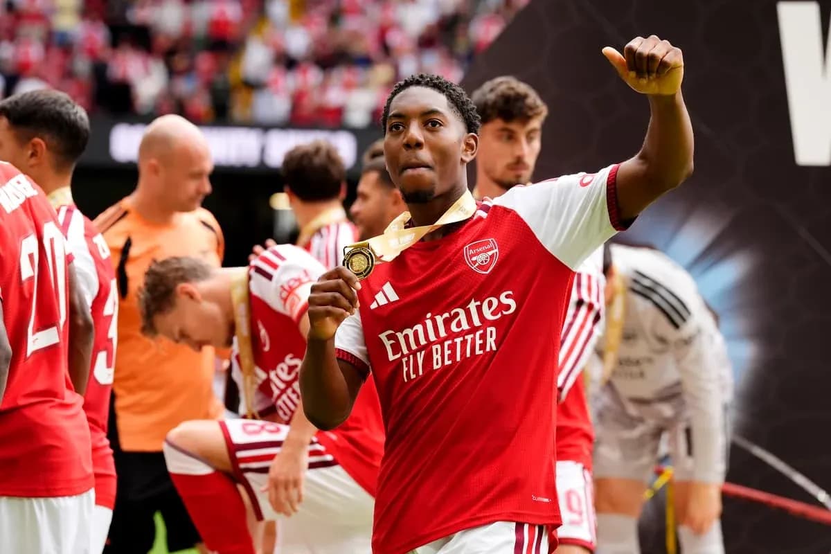 Jugador de Arsenal levantando medalla de campeón Jugador de Arsenal levantando medalla de campeón