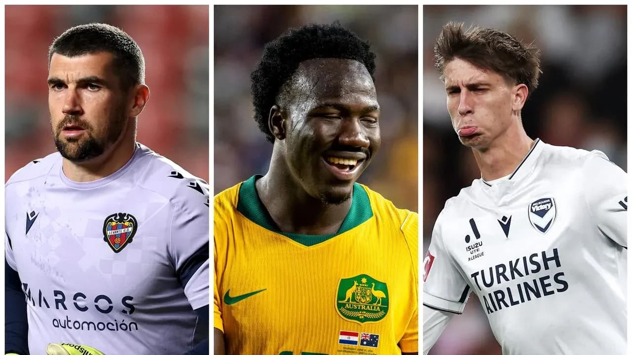 Tres jugadores de fútbol en diferentes uniformes Tres jugadores de fútbol en diferentes uniformes