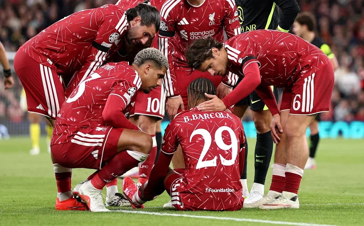 Jugadores de Liverpool apoyando a compañero caído Jugadores de Liverpool apoyando a compañero caído