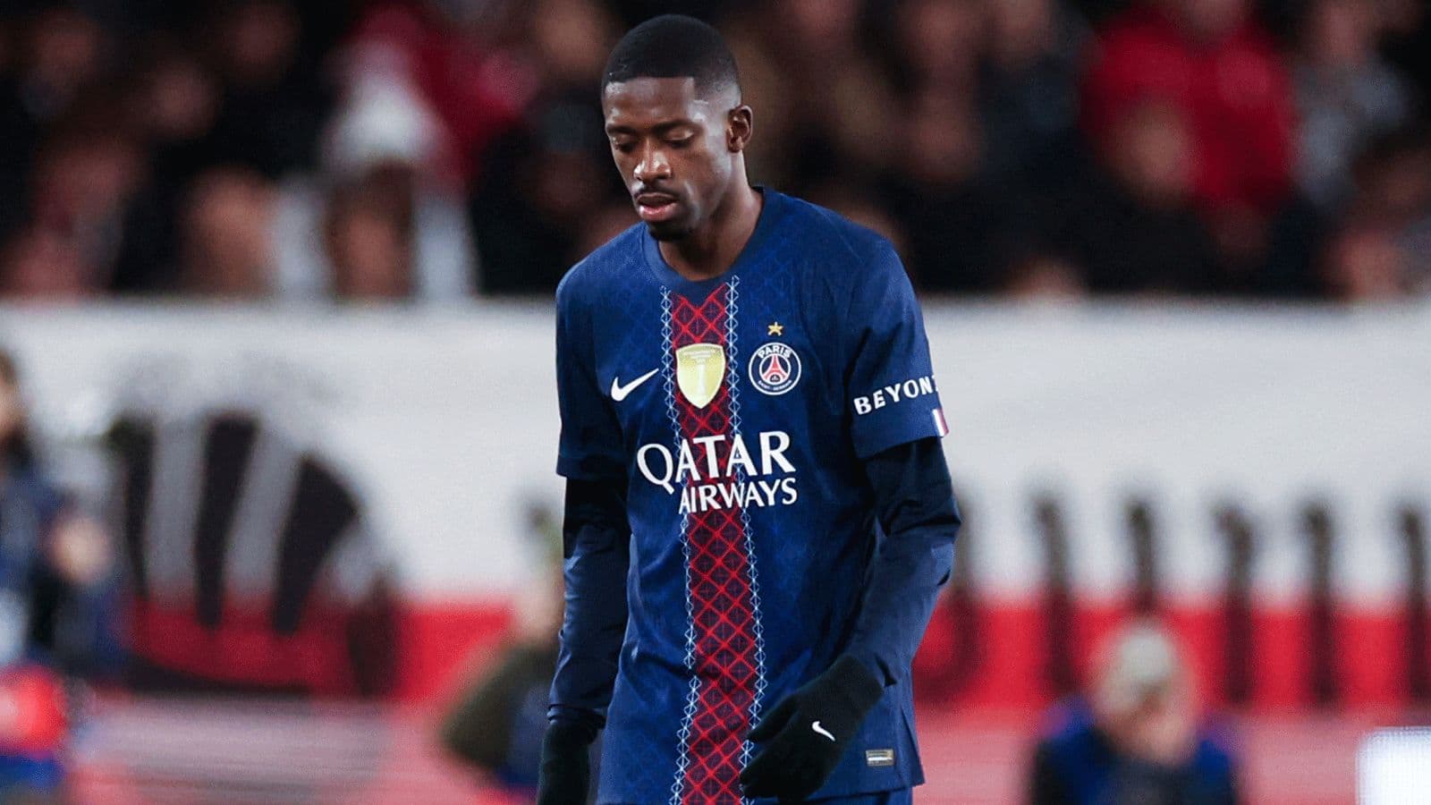 Jugador del PSG caminando durante el partido Jugador del PSG caminando durante el partido