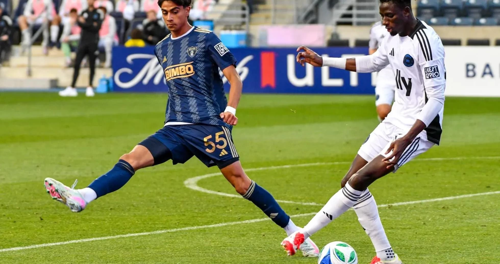 Jugador de Crown Legacy en acción contra Philadelphia Union II Jugador de Crown Legacy en acción contra Philadelphia Union II