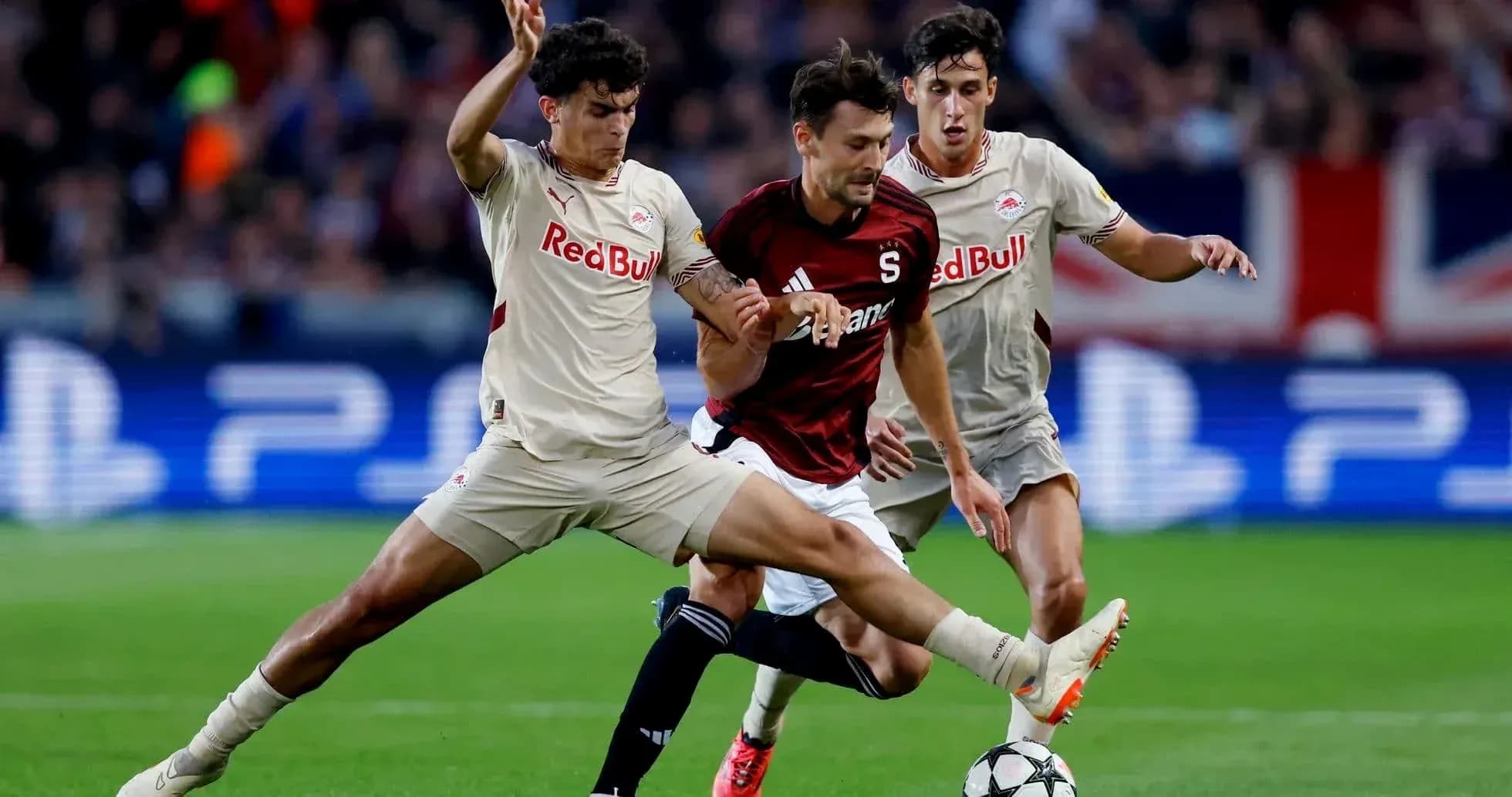 Jugadores de Red Bull Salzburg y Sparta Praha en acción Jugadores de Red Bull Salzburg y Sparta Praha en acción