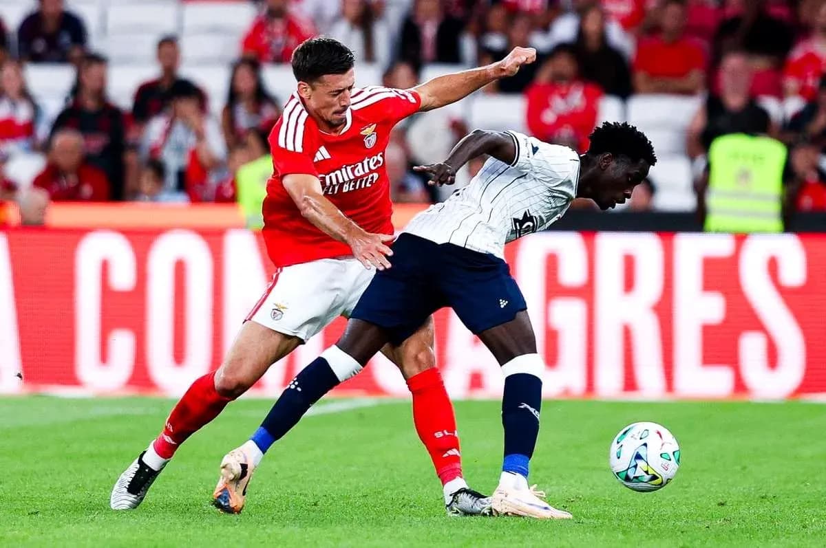Jugador de Benfica disputa el balón contra Aarhus Jugador de Benfica disputa el balón contra Aarhus