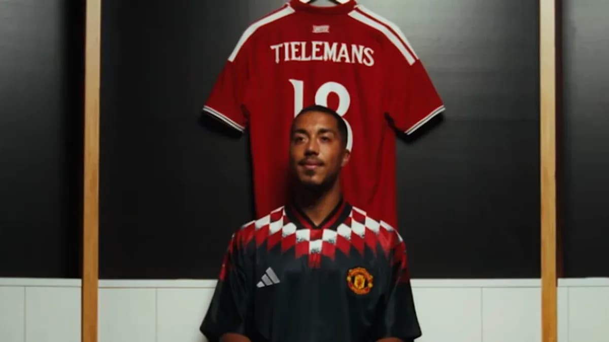 Jugador frente a camiseta de Tieleman en vestuario Jugador frente a camiseta de Tieleman en vestuario