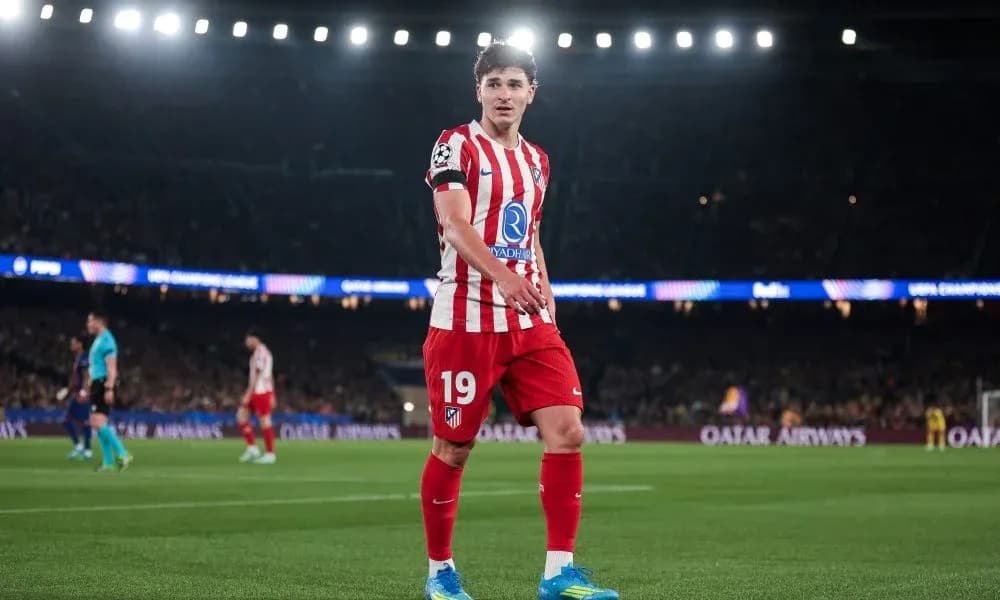Jugador de Atlético de Madrid en el campo durante partido Jugador de Atlético de Madrid en el campo durante partido