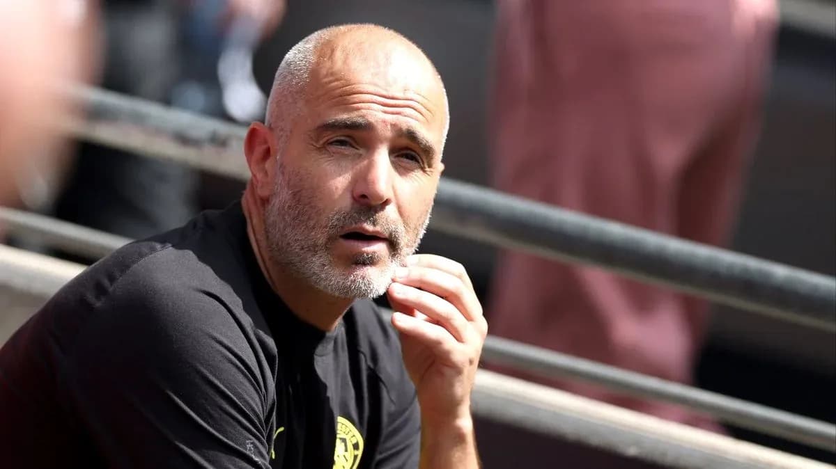 Entrenador sentado en el banquillo durante el partido Entrenador sentado en el banquillo durante el partido