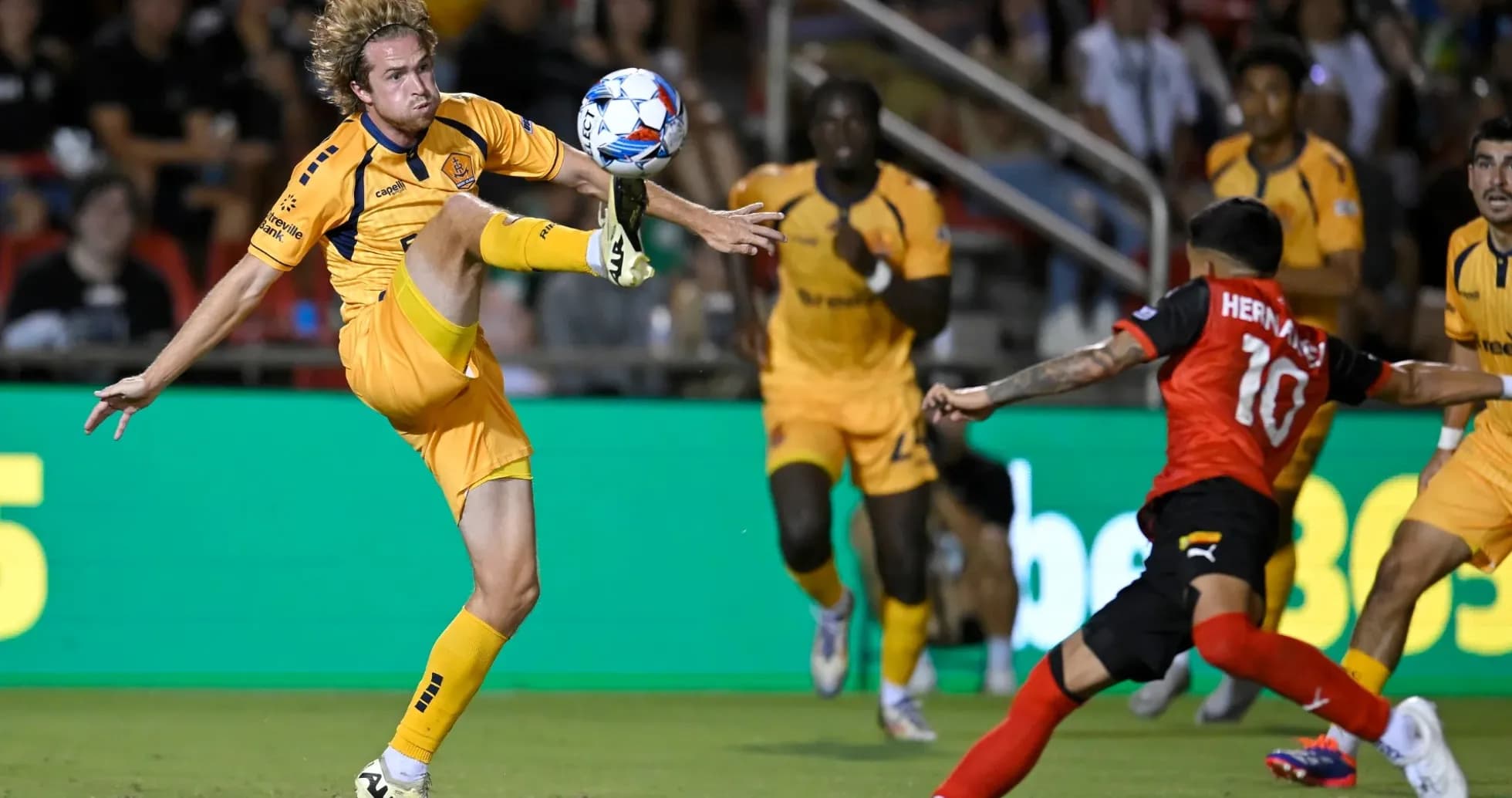 Jugador de Indy Eleven controla el balón Jugador de Indy Eleven controla el balón