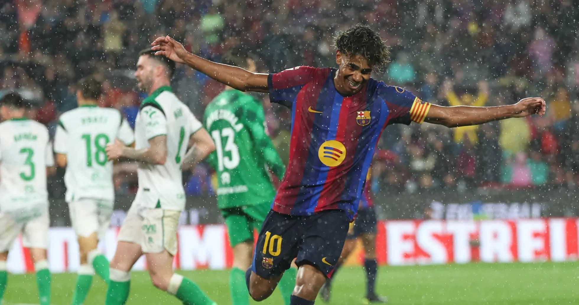 Jugador del Barcelona celebrando un gol bajo la lluvia Jugador del Barcelona celebrando un gol bajo la lluvia