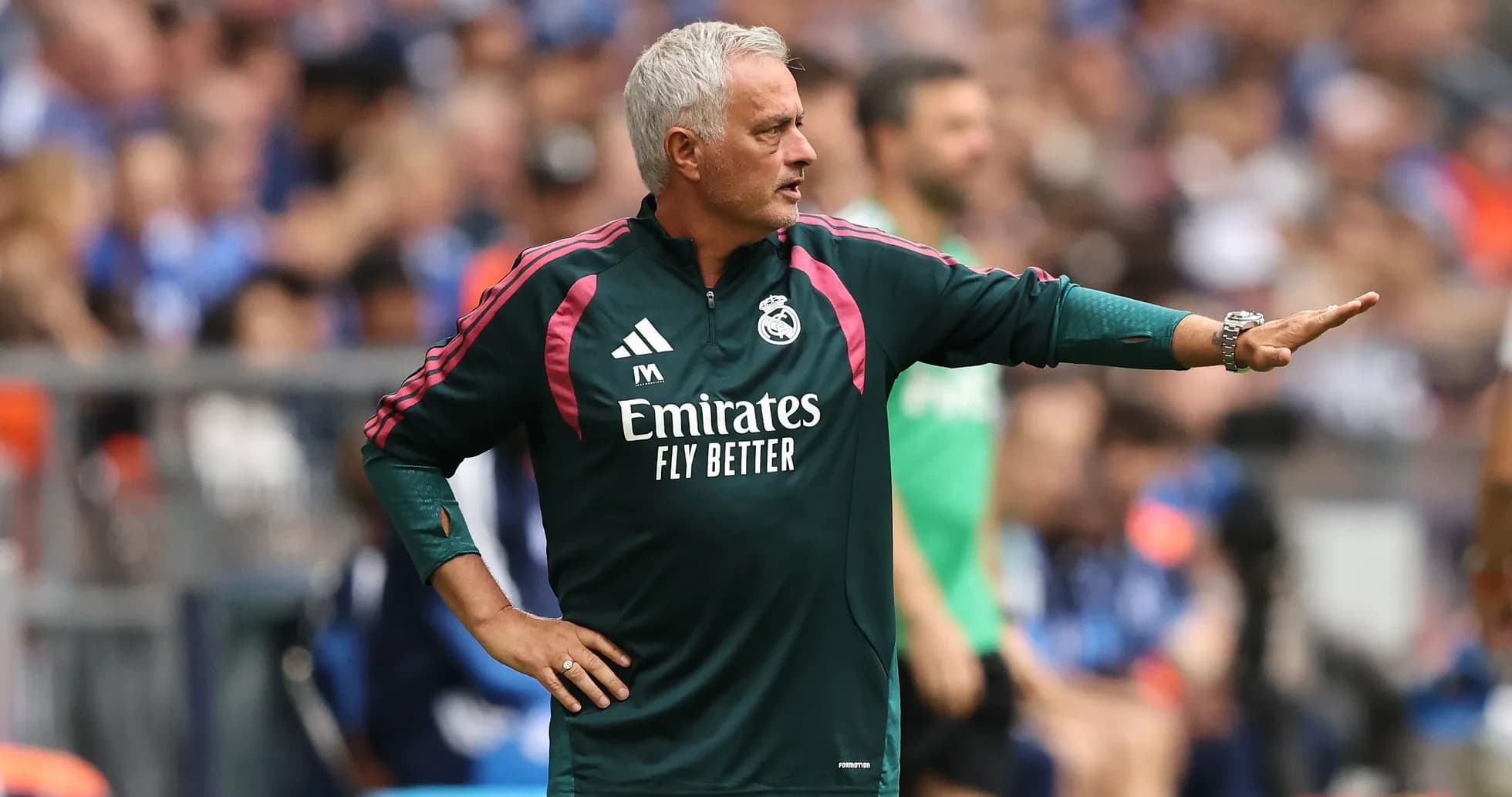 Entrenador de Real Madrid dirigiendo al equipo en partido Entrenador de Real Madrid dirigiendo al equipo en partido