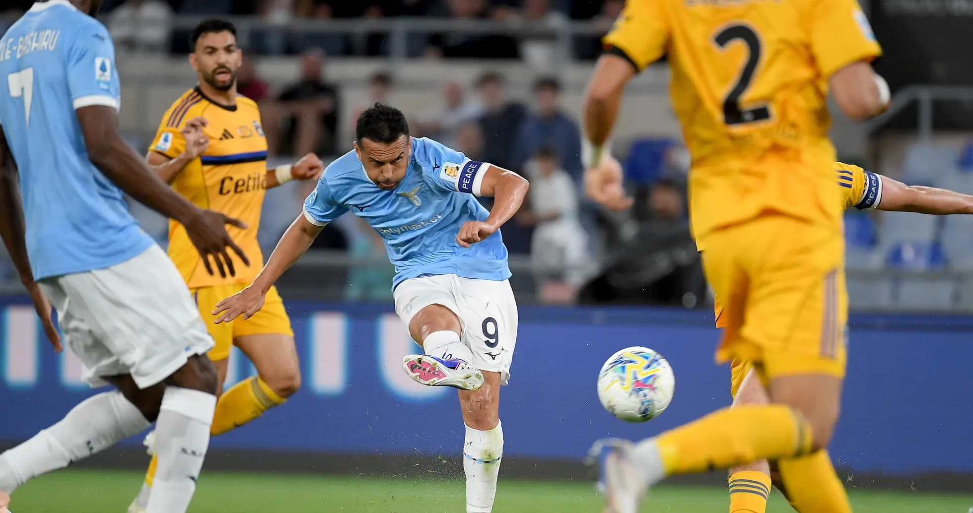 Jugador de Lazio disparando a puerta Jugador de Lazio disparando a puerta