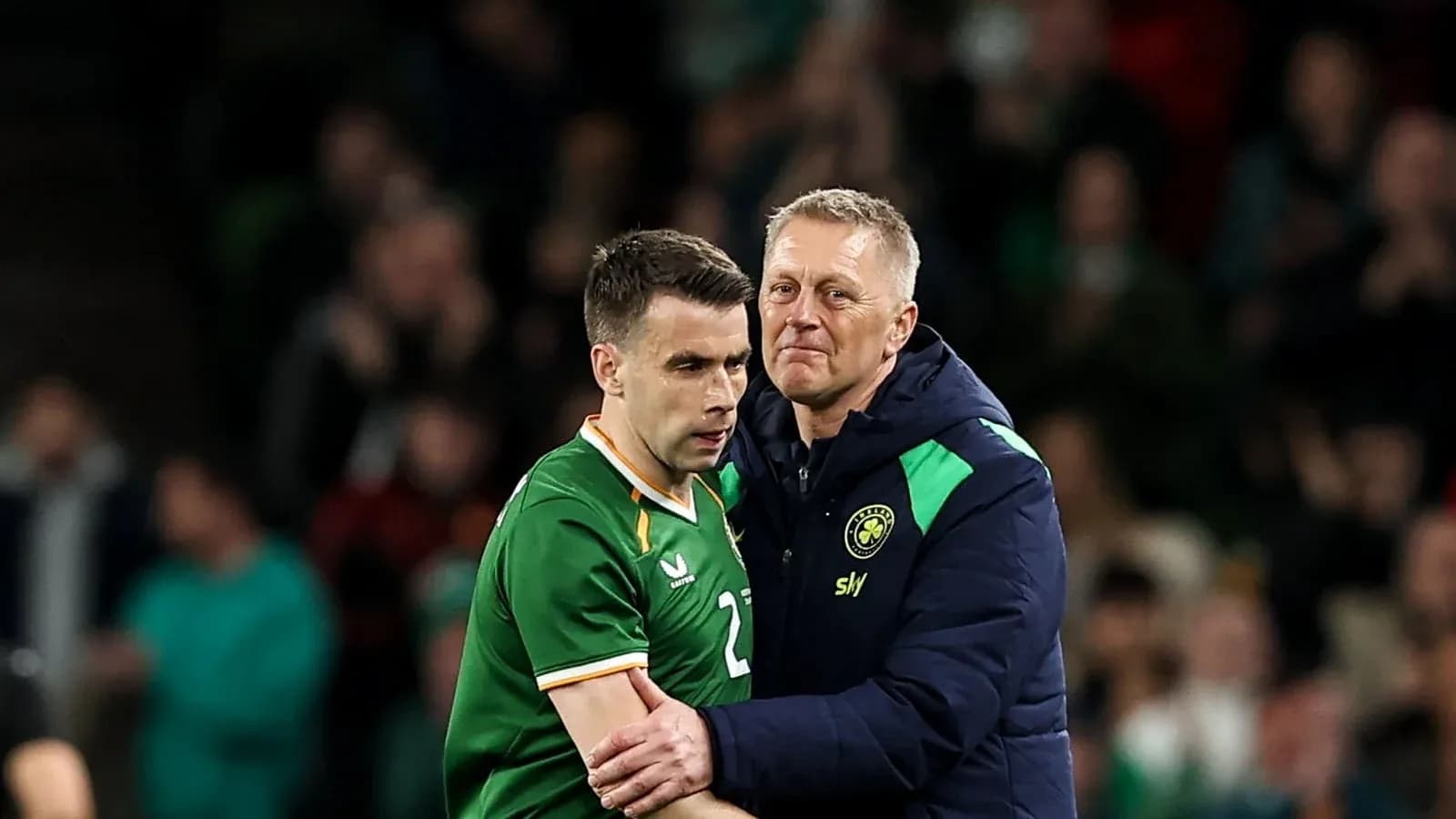 Jugador de Irlanda abrazando al entrenador en el campo Jugador de Irlanda abrazando al entrenador en el campo
