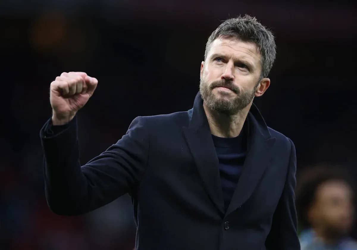 Entrenador levantando el puño en celebración Entrenador levantando el puño en celebración