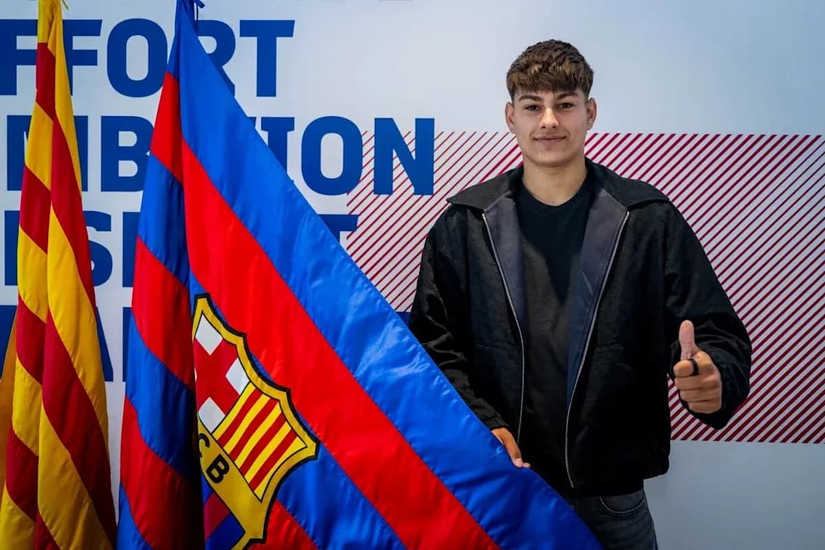 Jugador de FC Barcelona con banderas en presentación Jugador de FC Barcelona con banderas en presentación