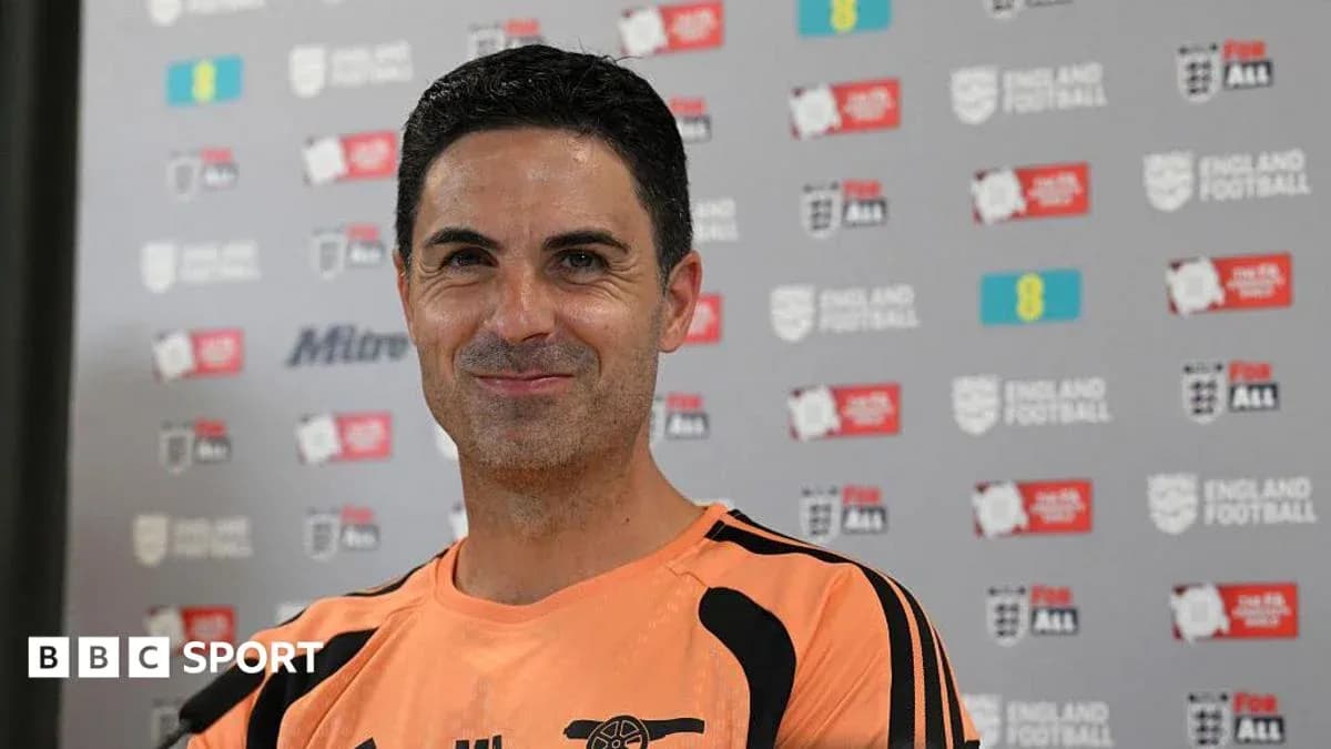 Entrenador sonriendo en conferencia de prensa Entrenador sonriendo en conferencia de prensa