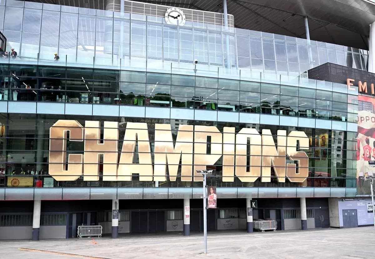 Exterior del estadio con 'CHAMPIONS' en grande Exterior del estadio con 'CHAMPIONS' en grande