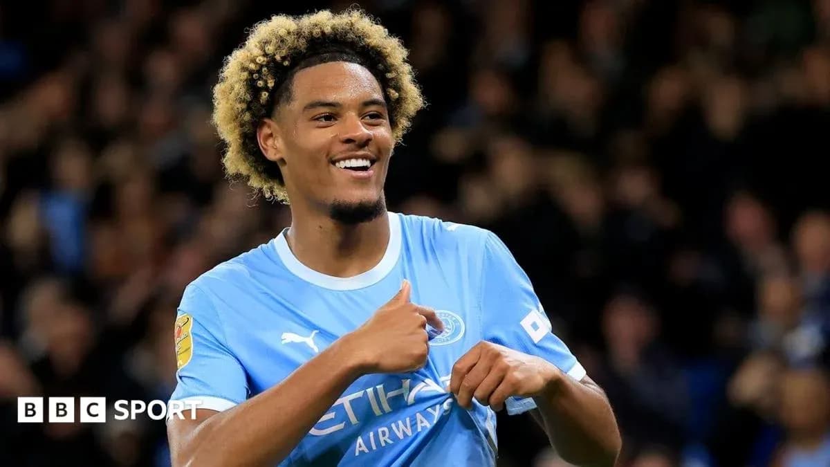 Jugador de Manchester City sonriendo y señalando Jugador de Manchester City sonriendo y señalando