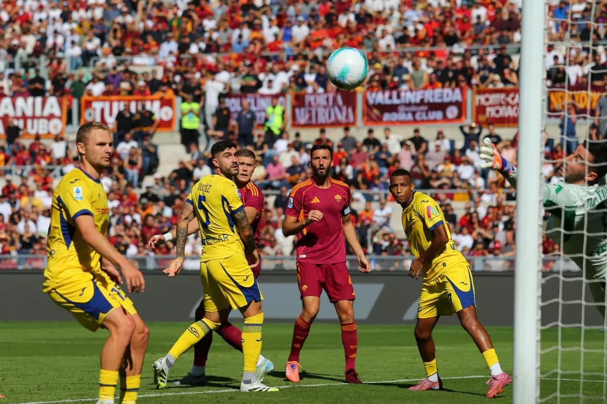 Jugadores de Hellas Verona y AS Roma en acción Jugadores de Hellas Verona y AS Roma en acción