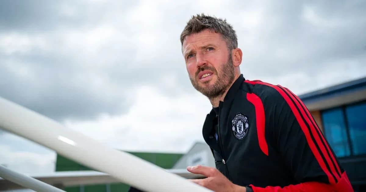 Entrenador de Manchester United observando desde escaleras Entrenador de Manchester United observando desde escaleras