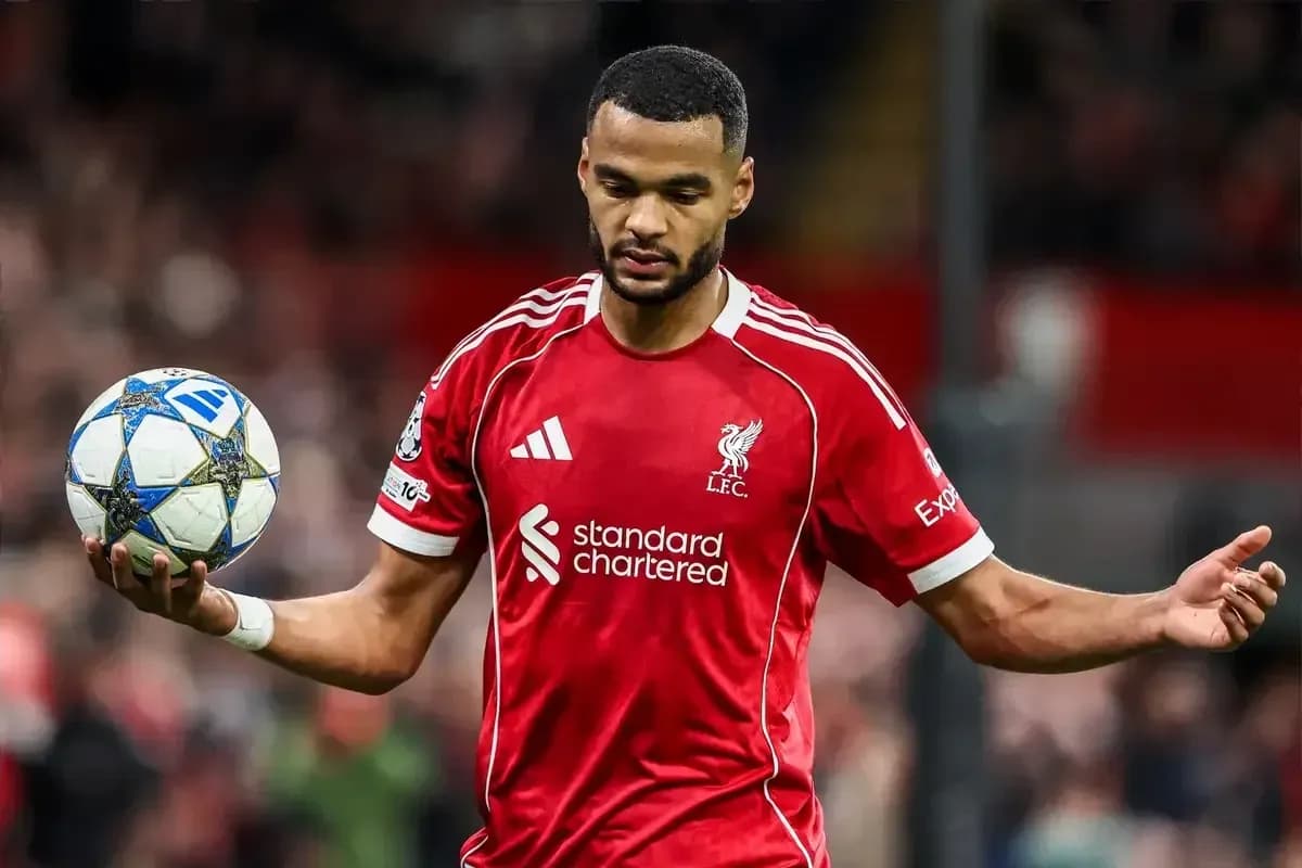 Jugador de Liverpool sosteniendo un balón durante partido Jugador de Liverpool sosteniendo un balón durante partido