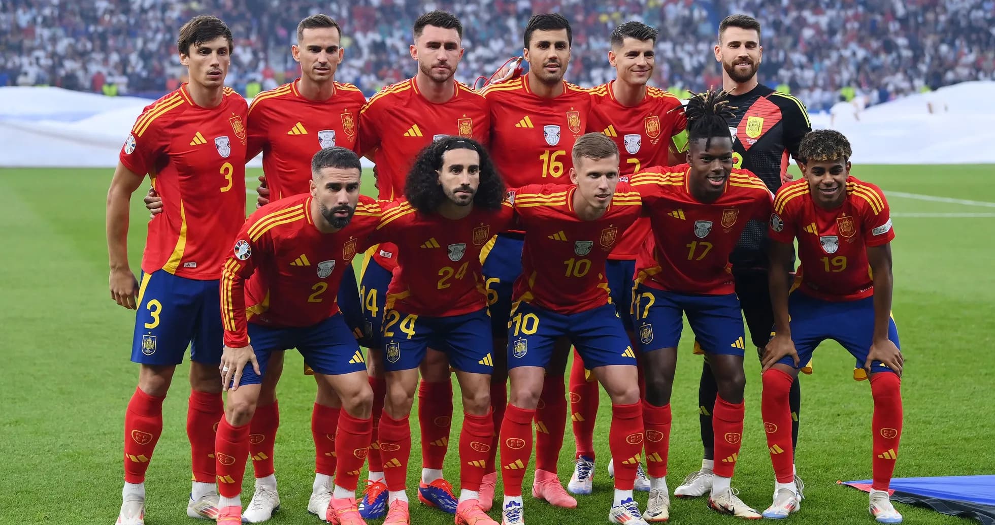 Equipo de fútbol de España posando en el campo Equipo de fútbol de España posando en el campo