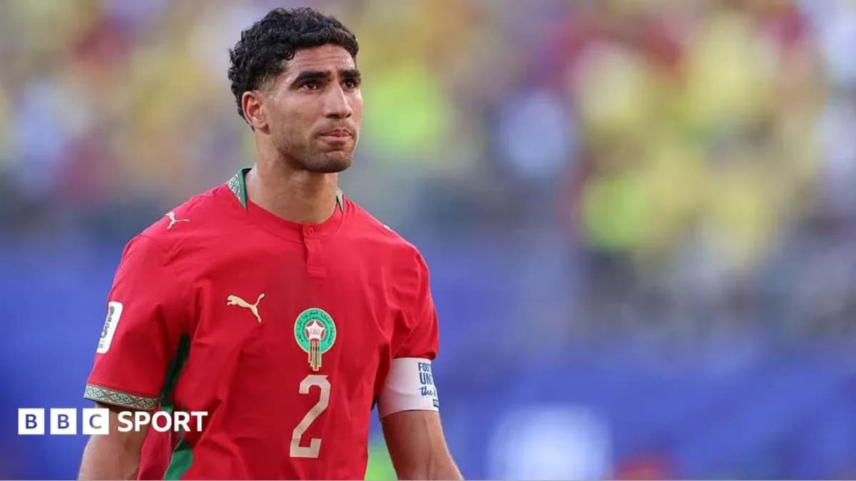 Jugador de Marruecos en uniforme rojo durante el partido Jugador de Marruecos en uniforme rojo durante el partido