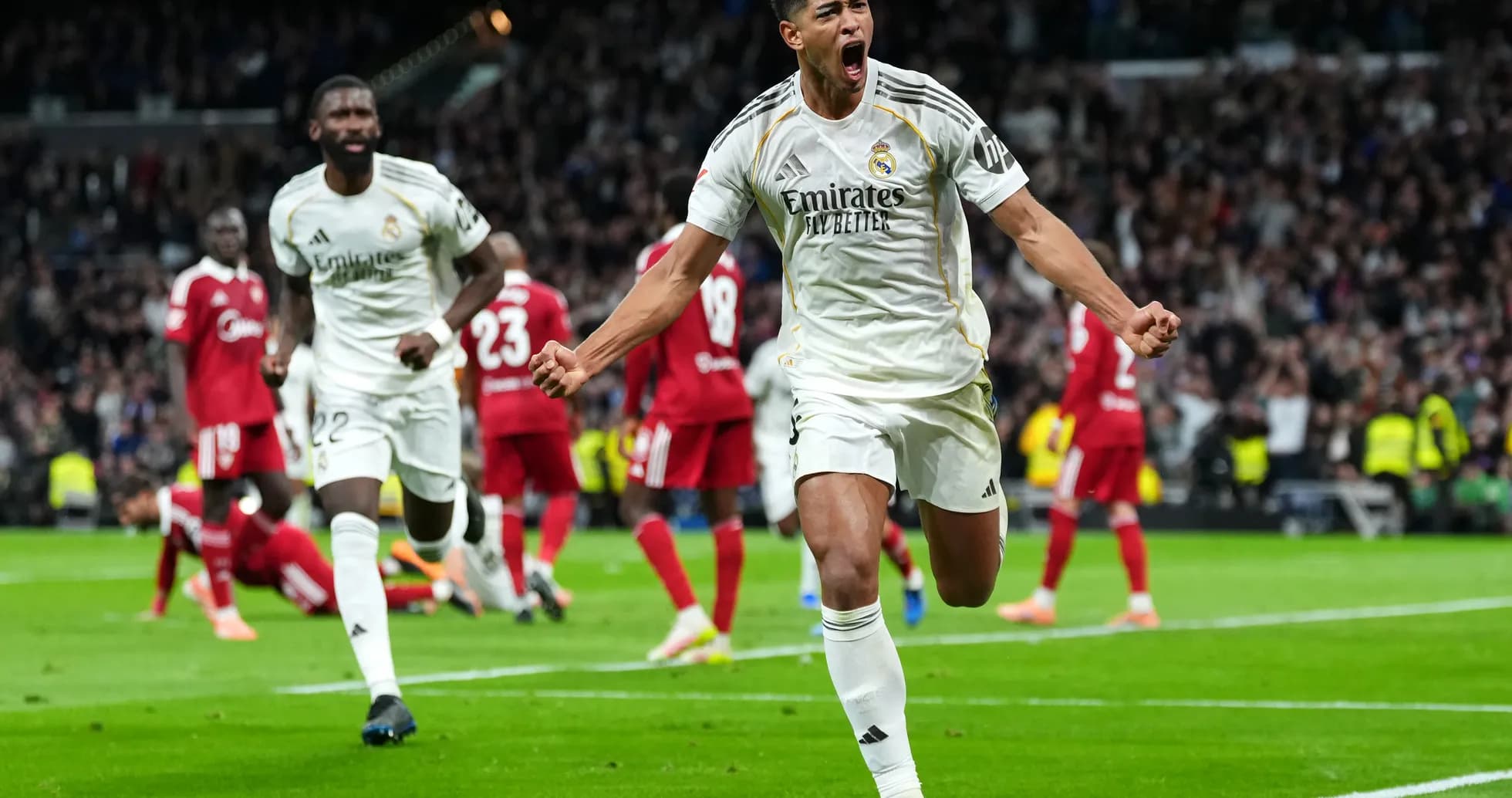 Jugadores de Real Madrid celebrando un gol Jugadores de Real Madrid celebrando un gol