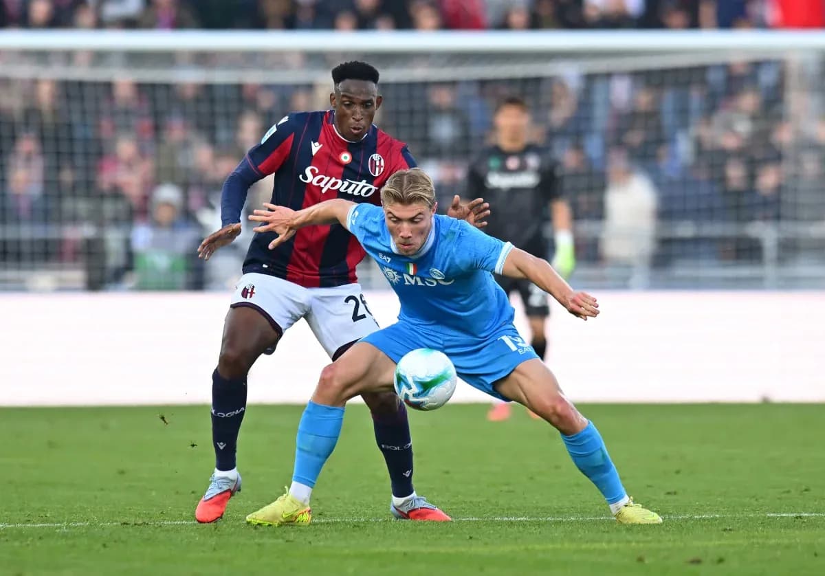 Jugador de Napoli compitiendo por el balón Jugador de Napoli compitiendo por el balón