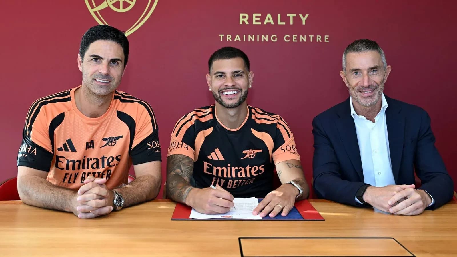 Jugador firmando contrato con representantes del club Jugador firmando contrato con representantes del club
