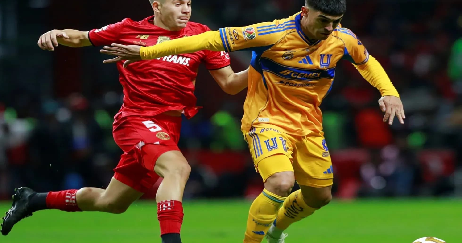 Jugadores de Toluca y Tigres UANL en acción Jugadores de Toluca y Tigres UANL en acción