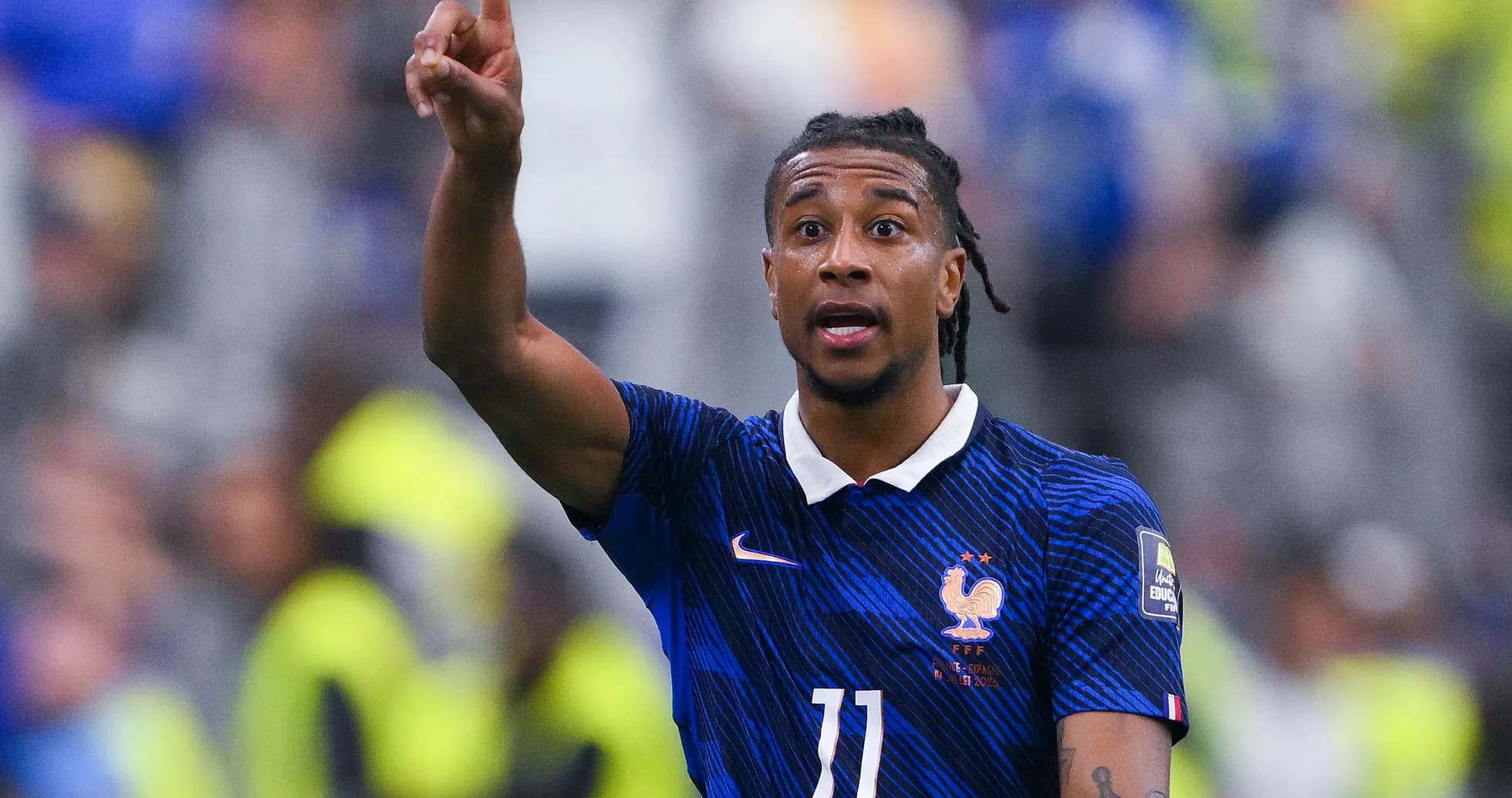 Jugador de Francia señalando durante un partido Jugador de Francia señalando durante un partido