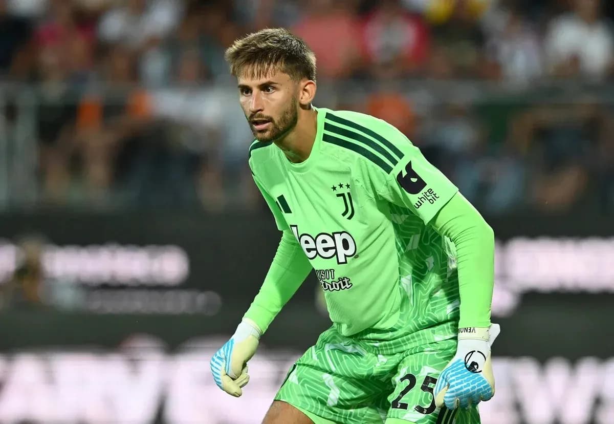Portero de Juventus en acción durante el partido Portero de Juventus en acción durante el partido