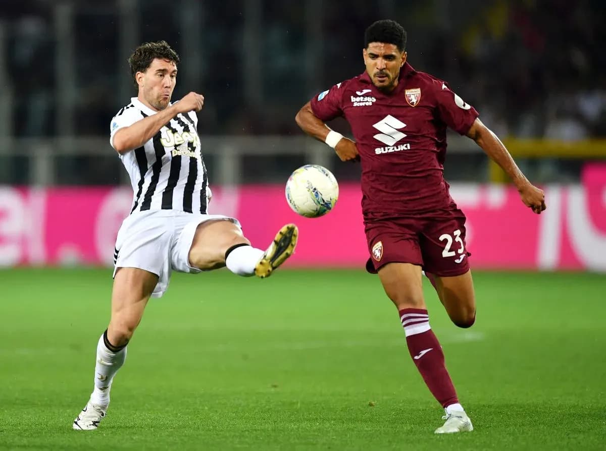 Jugador de Juventus y Torino en acción Jugador de Juventus y Torino en acción
