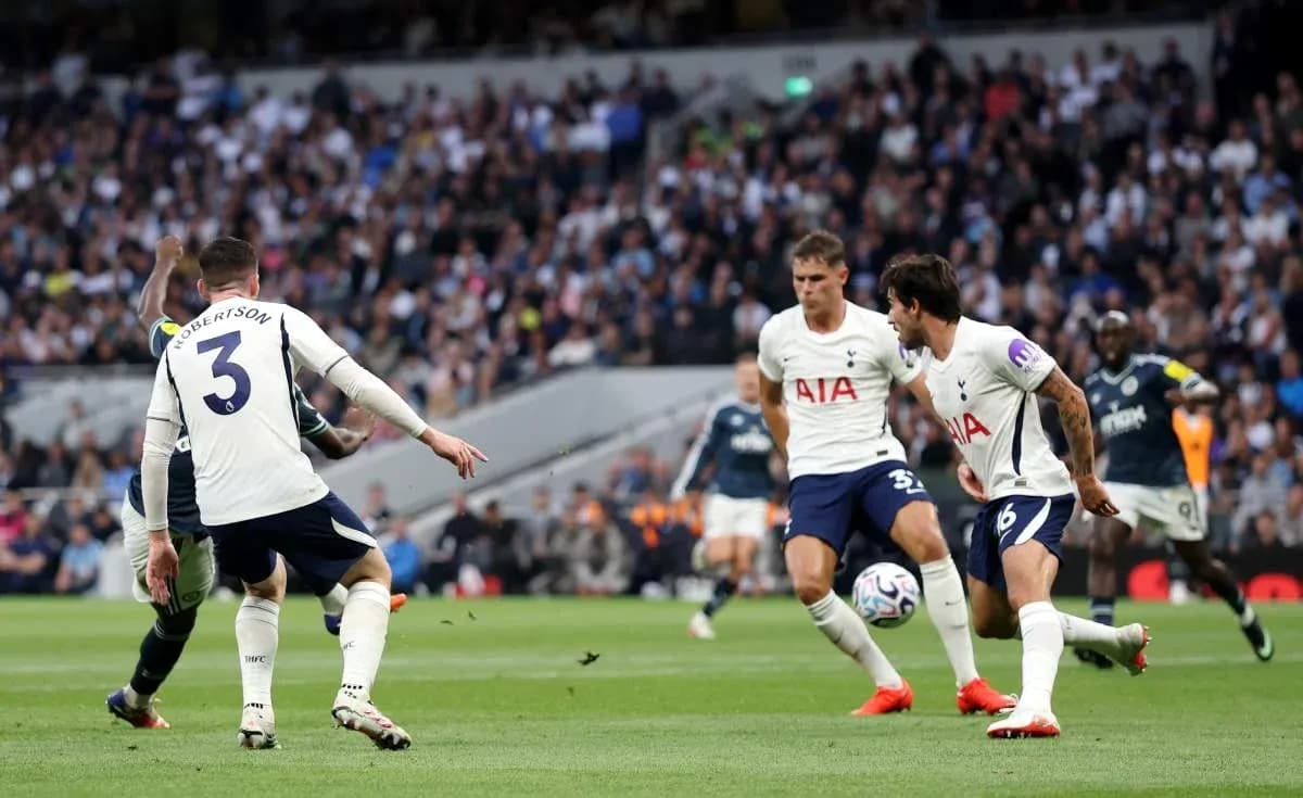 Jugadores de Tottenham defendiendo durante un partido Jugadores de Tottenham defendiendo durante un partido