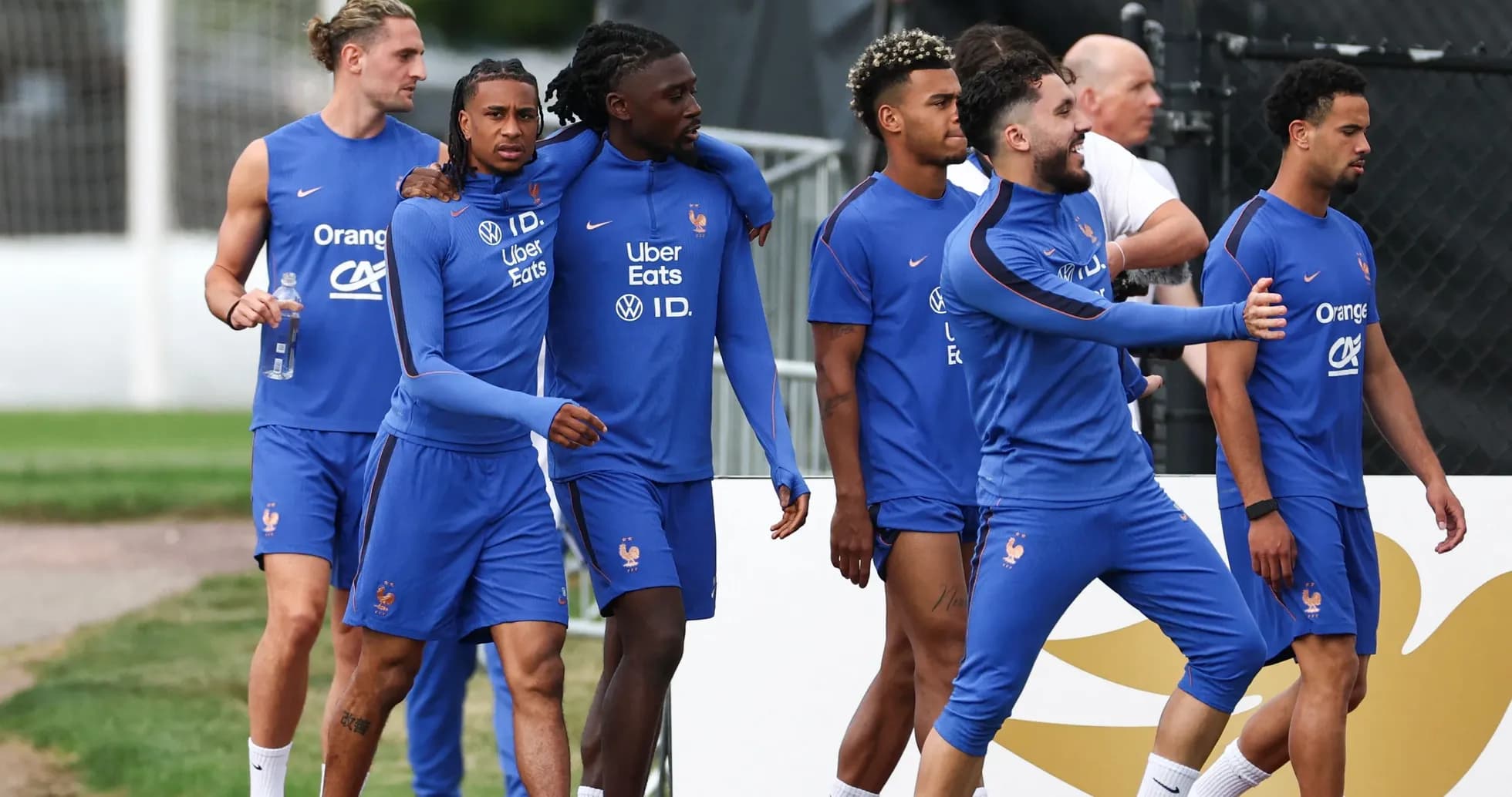 Jugadores de la selección de Francia caminando juntos Jugadores de la selección de Francia caminando juntos