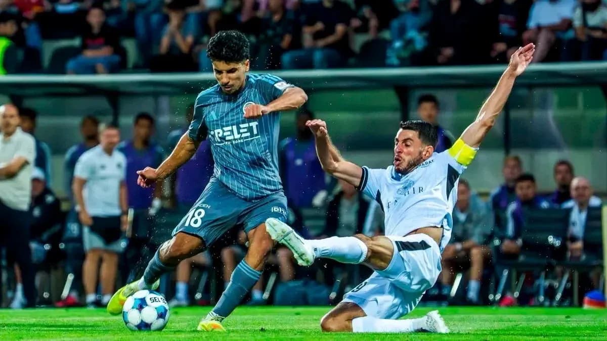 Jugador de Slovan Bratislava en acción contra Saburtalo Jugador de Slovan Bratislava en acción contra Saburtalo