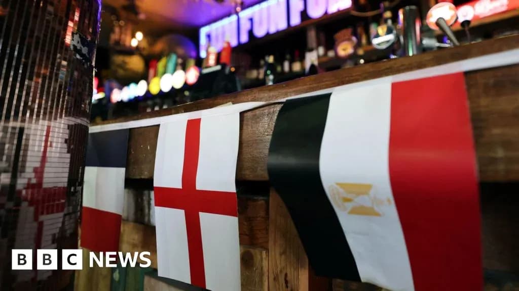 Banderas de Inglaterra, Francia y Egipto en bar Banderas de Inglaterra, Francia y Egipto en bar