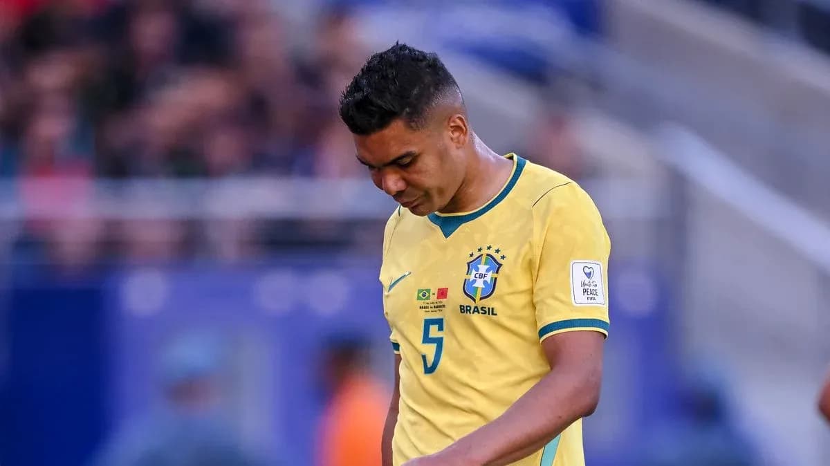 Jugador de Brasil caminando cabizbajo en el partido Jugador de Brasil caminando cabizbajo en el partido
