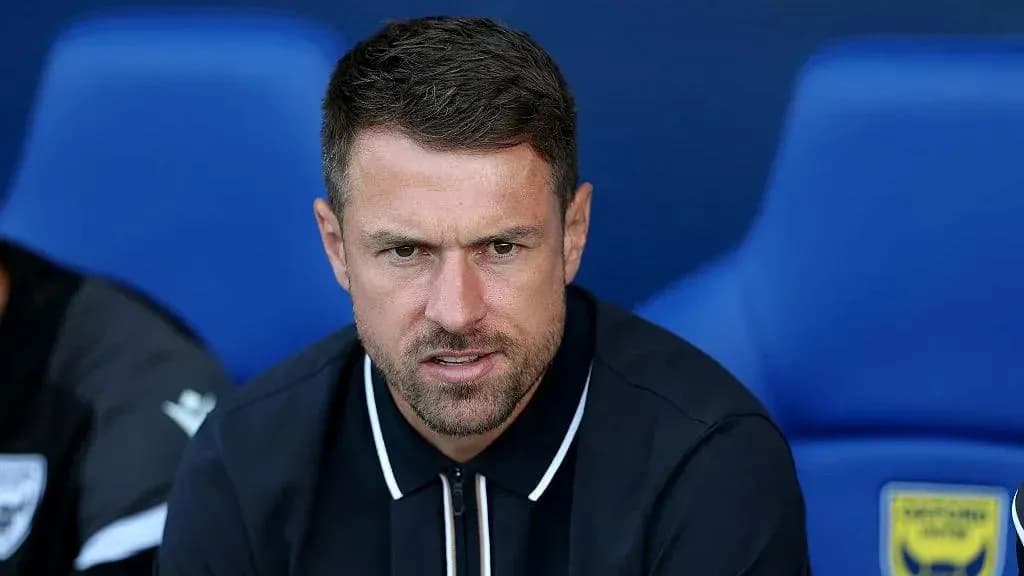 Entrenador sentado en el banco durante el partido Entrenador sentado en el banco durante el partido