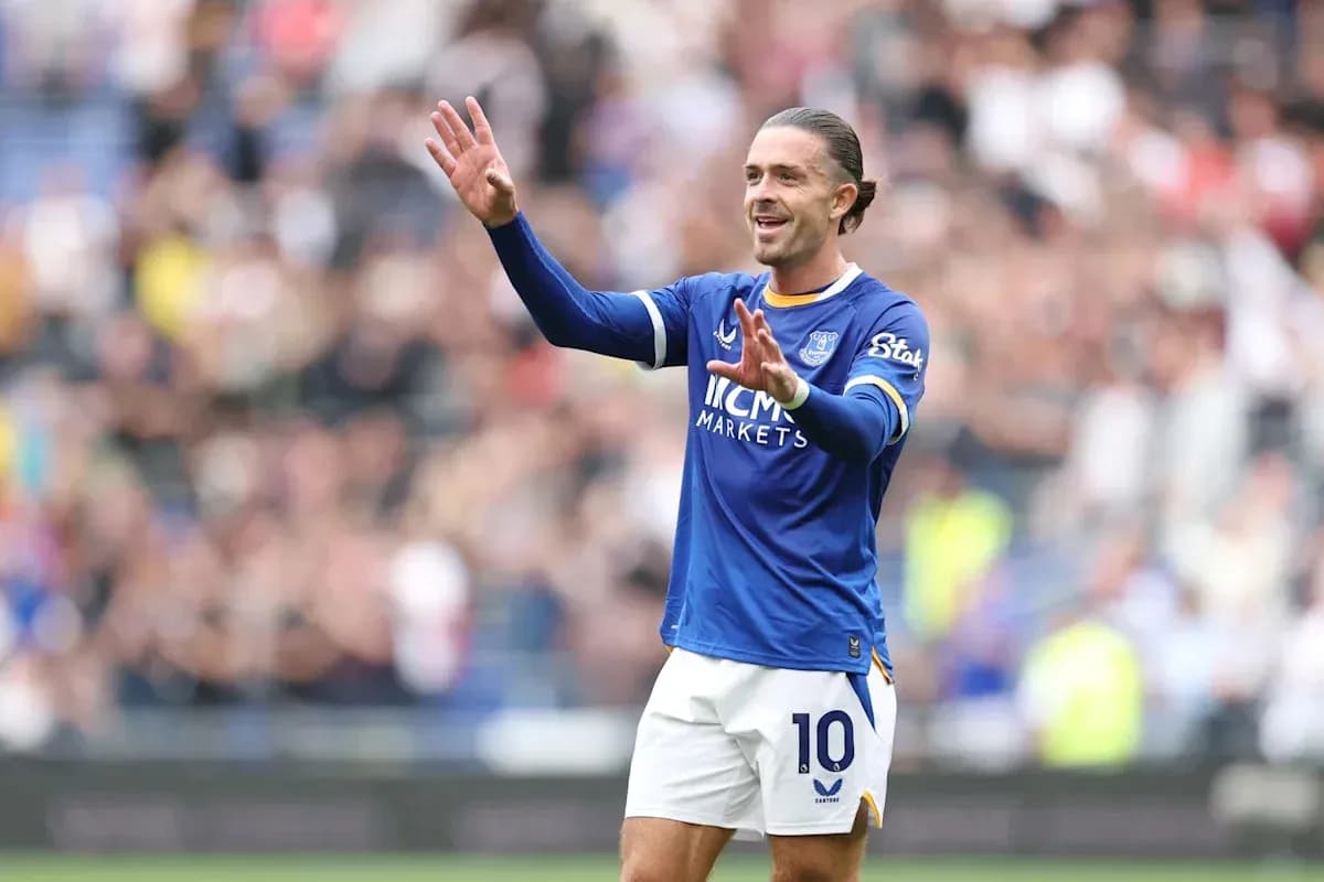 Jugador de fútbol saludando con camiseta azul Jugador de fútbol saludando con camiseta azul