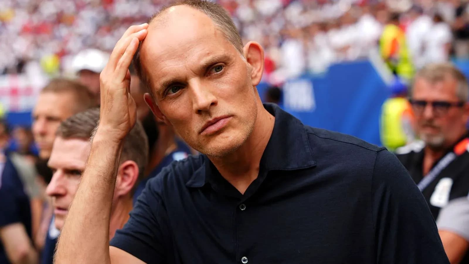 Entrenador observando el partido desde la banda Entrenador observando el partido desde la banda