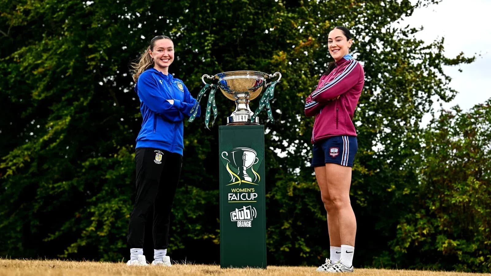 Jugadoras posando junto al trofeo de la Copa FAI femenina Jugadoras posando junto al trofeo de la Copa FAI femenina