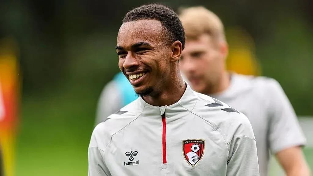 Jugador de AFC Bournemouth sonriendo durante entrenamiento Jugador de AFC Bournemouth sonriendo durante entrenamiento