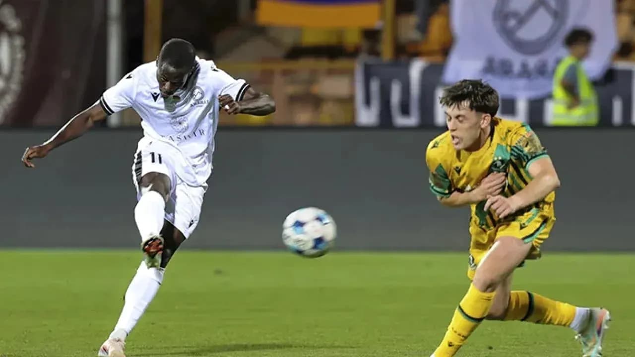 Kairat Almaty contra Omonia Nicosia en acción Kairat Almaty contra Omonia Nicosia en acción