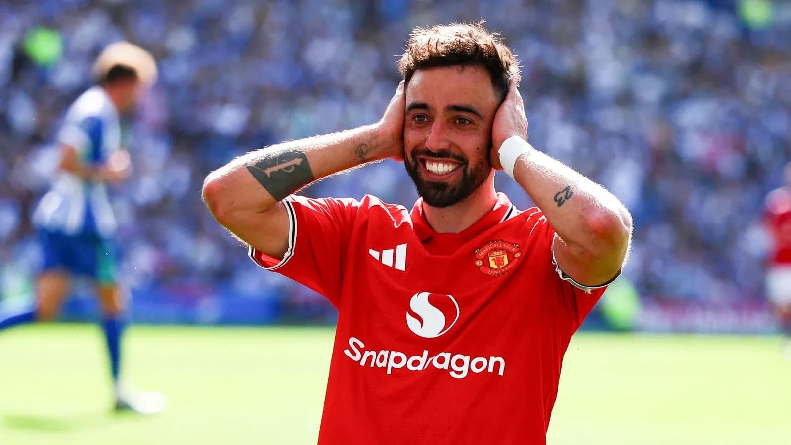 Bruno Fernandes cubriendo sus oídos durante el partido Bruno Fernandes cubriendo sus oídos durante el partido
