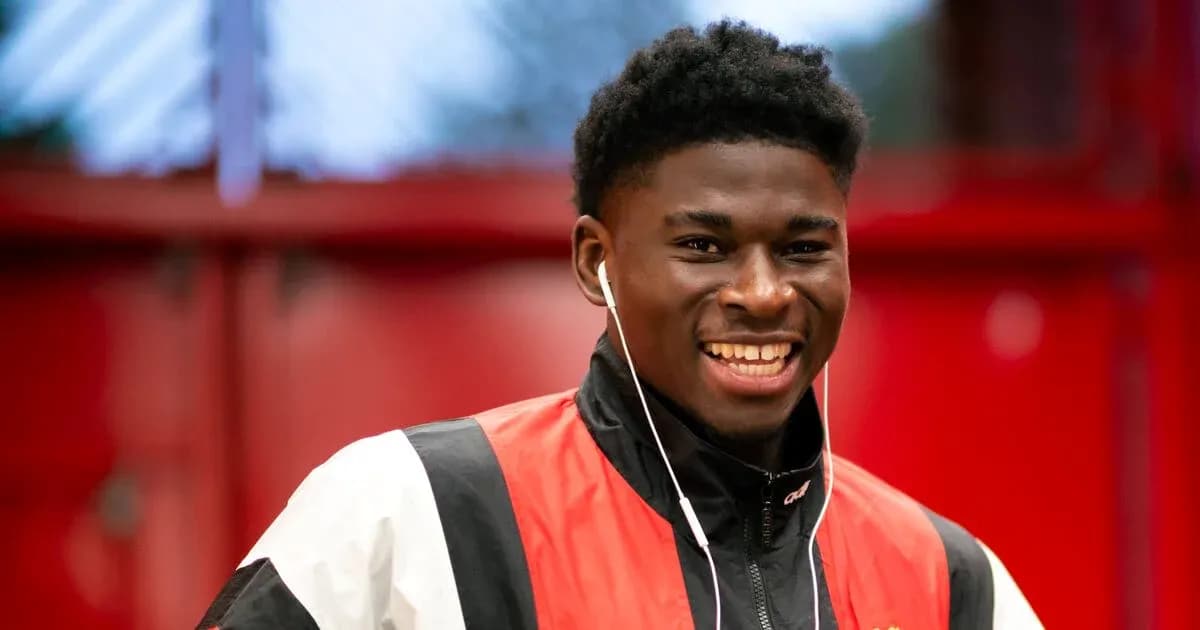 Jugador sonriendo con auriculares en vestíbulo Jugador sonriendo con auriculares en vestíbulo