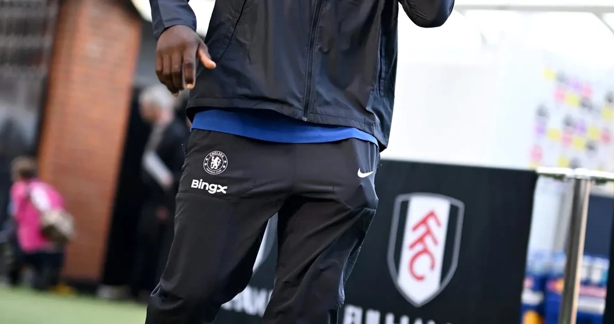 Jugador de Chelsea caminando hacia el estadio Jugador de Chelsea caminando hacia el estadio